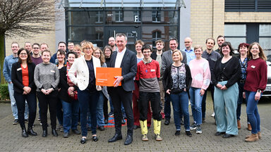 Gruppenfoto vor einem FH-Gebäude im Innenhof