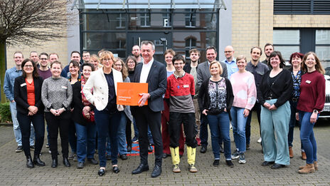 Gruppenfoto vor einem FH-Gebäude im Innenhof