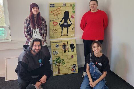 Participants of the International Fall School 2024 present their works in small groups in FB 8