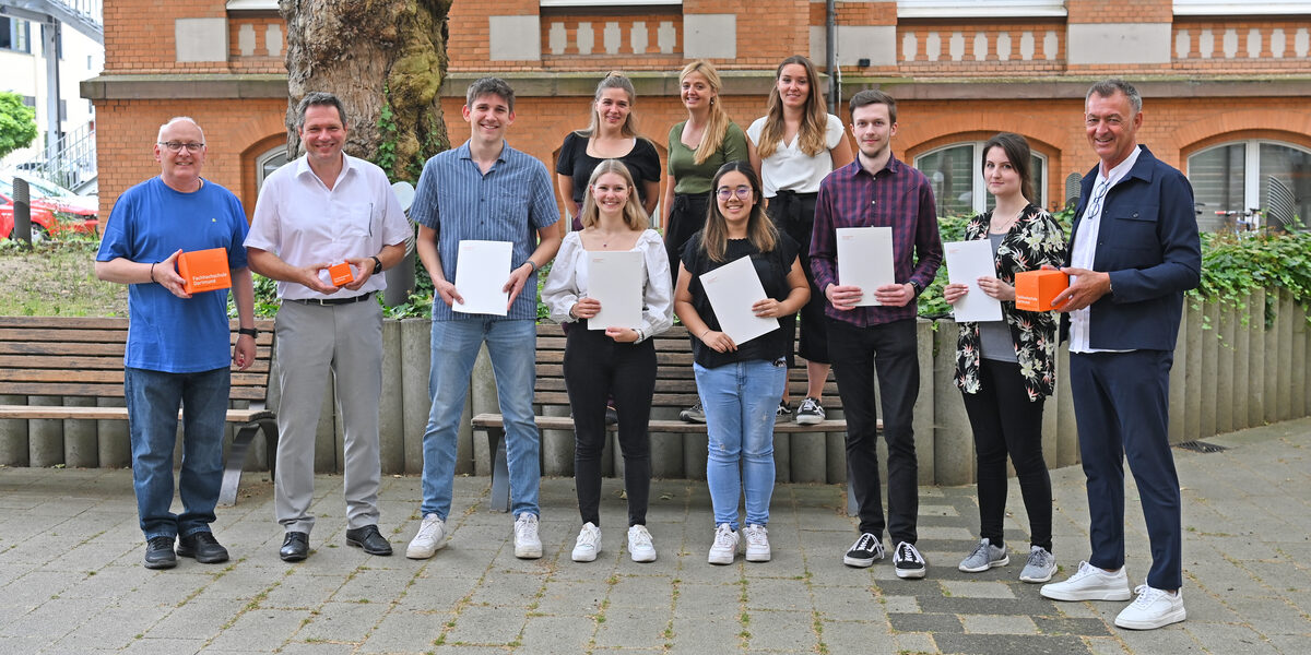 Gruppenfoto vor einem Gebäude im Innenhof der Fachhochschule am Standort Sonnenstraße