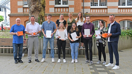 Group photo in front of a building in the inner courtyard of the University of Applied Sciences at the Sonnenstraße site