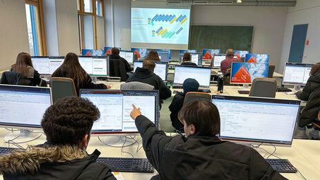 Schüler*innen arbeiten beim ERP-Praktikum an den Rechnern im Rechnerpool