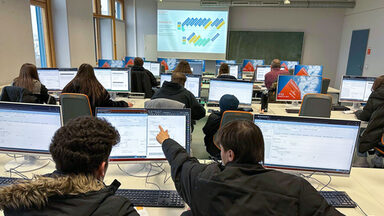 Schüler*innen arbeiten beim ERP-Praktikum an den Rechnern im Rechnerpool