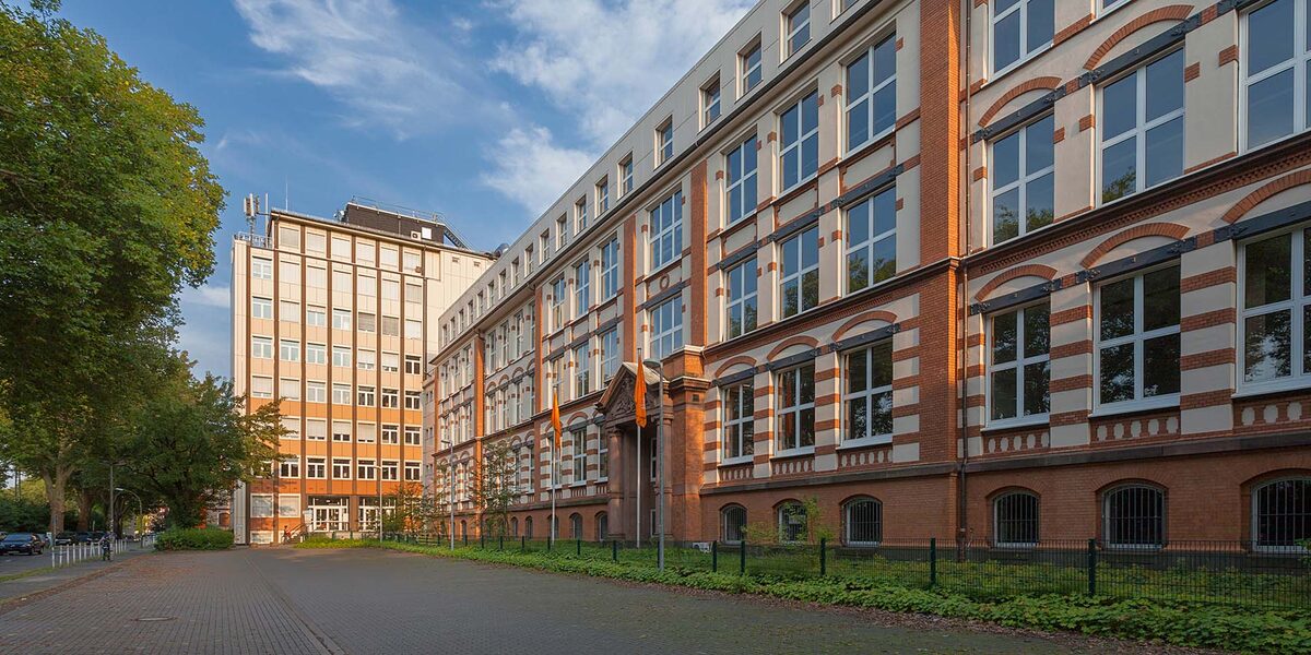 Blick auf das Hauptgebäude am Campus Sonnenstraße von der Sonnenstraße.
