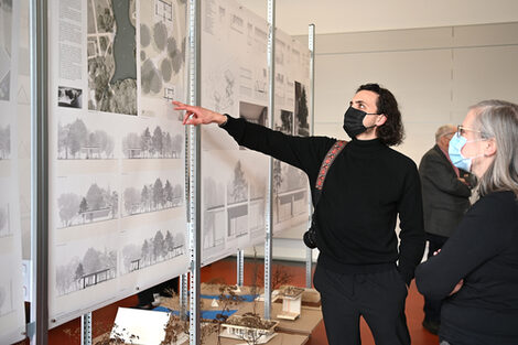 Menschen schauen sich im Baukunstarchiv NRW Modelle und Architektur-Zeichnungen zum Projekt "Parkhaus, Parkraum, Parkbaum" an.