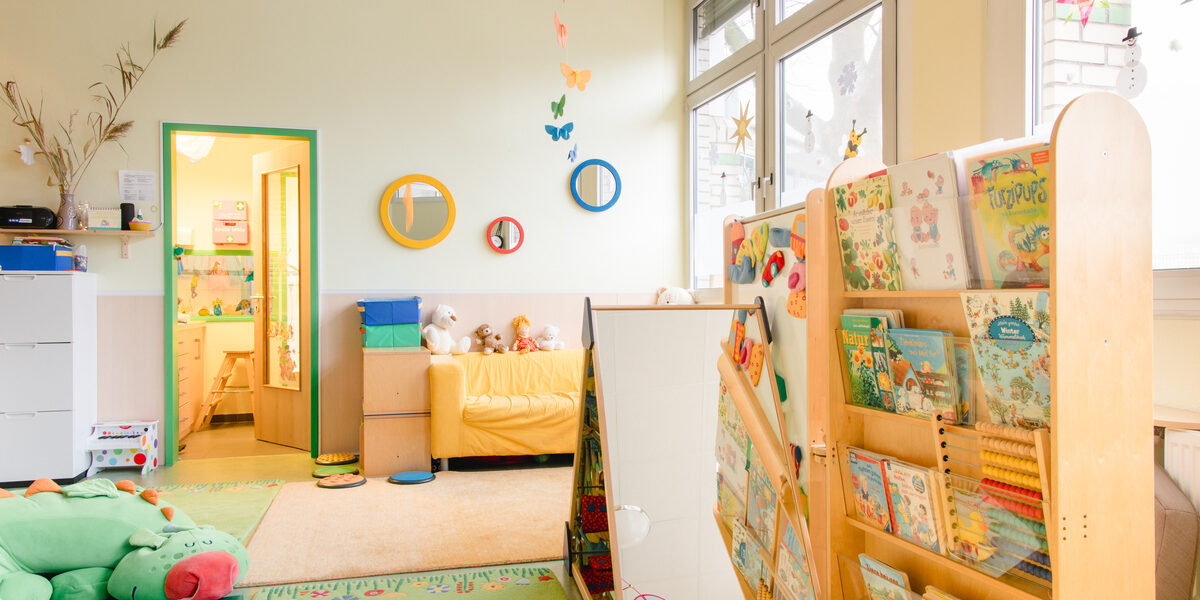 A room with toys and books for small children, as is usual in a day care center.