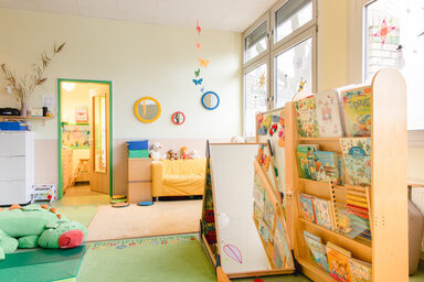 A room with toys and books for small children, as is usual in a day care center.