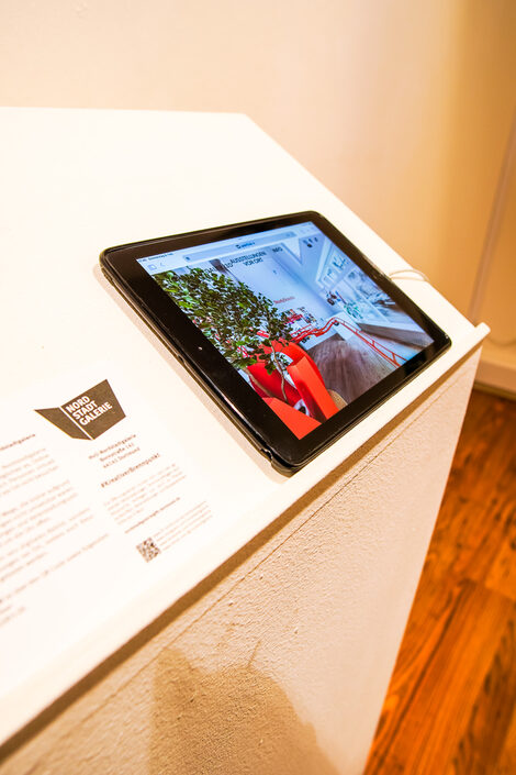 Auf einem Tisch liegt ein iPad, auf dem die virtuelle Galeri3D zu sehen ist.