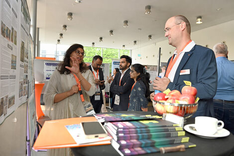 Menschen verschiedener Nationen tauschen sich bei der Internationalen Summer Convention über Projekte und Kooperationen aus.