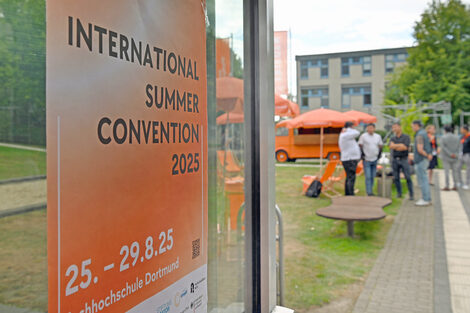 Menschen verschiedener Nationen tauschen sich bei der Internationalen Summer Convention über Projekte und Kooperationen aus.