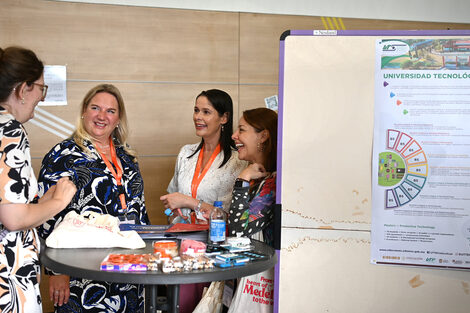 Menschen verschiedener Nationen tauschen sich bei der Internationalen Summer Convention über Projekte und Kooperationen aus.