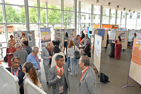 Menschen verschiedener Nationen tauschen sich bei der Internationalen Summer Convention über Projekte und Kooperationen aus.