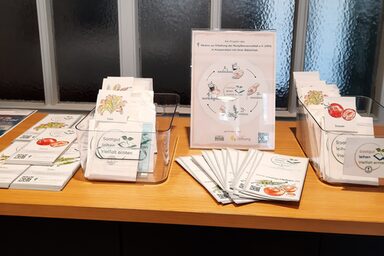 Foto der Saatgutbibliothek mit Informationsflyern__Photo of the seed library with information leaflets