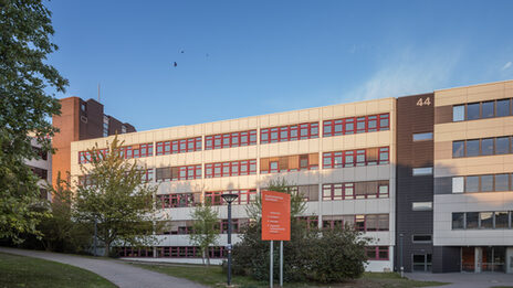 Foto des FH-Gebäudes 44 vom Campus der TU aus .