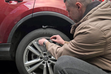 Eine Person montiert eine Kappe an einem Rad.