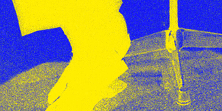 Grafik zur Vortragsreihe, zweifarbig blau-gelb, mit Beinen und Stuhlgestell im Hintergrund