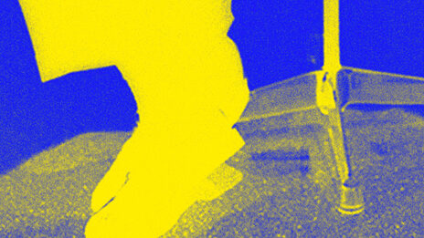 Grafik zur Vortragsreihe, zweifarbig blau-gelb, mit Beinen und Stuhlgestell im Hintergrund
