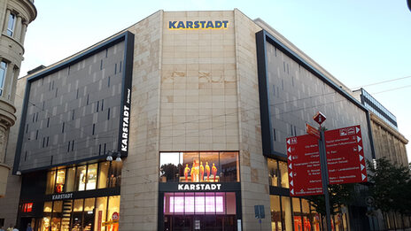 In der Innenstadt von Dortmund steht das Karstadt-Haus direkt an der Fußgängerzone des Westenhellwegs.
