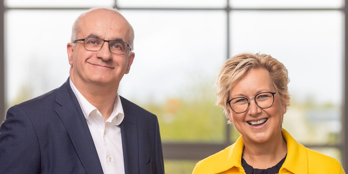 Zwei Personen nebeneinander