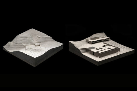 Zwei Architekturmodelle, links ist das Umgebungsmodell zu sehen, welches sich in die bergige Landschaft einbettet. Rechts ist das Modell zum Entwurf zusehen.