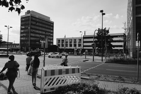 Blick auf das DB-Hochhaus neben dem Haupteingang des Dortmunder Hauptbahnhofs