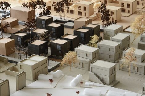 Aufsicht auf mehrere nebeneinander aufgebaute Modelle, verschiedener Entwürfe von Tiny House Siedlungen.
