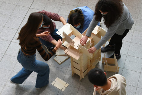 Schüler*innen des Steinbart-Gymnasiums Duisburg beim Zusammenstecken einer Kartenskulpturen.