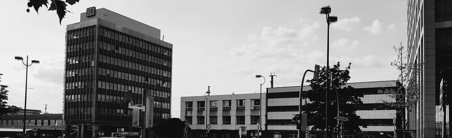 Blick auf das DB-Hochhaus neben dem Haupteingang des Dortmunder Hauptbahnhofs