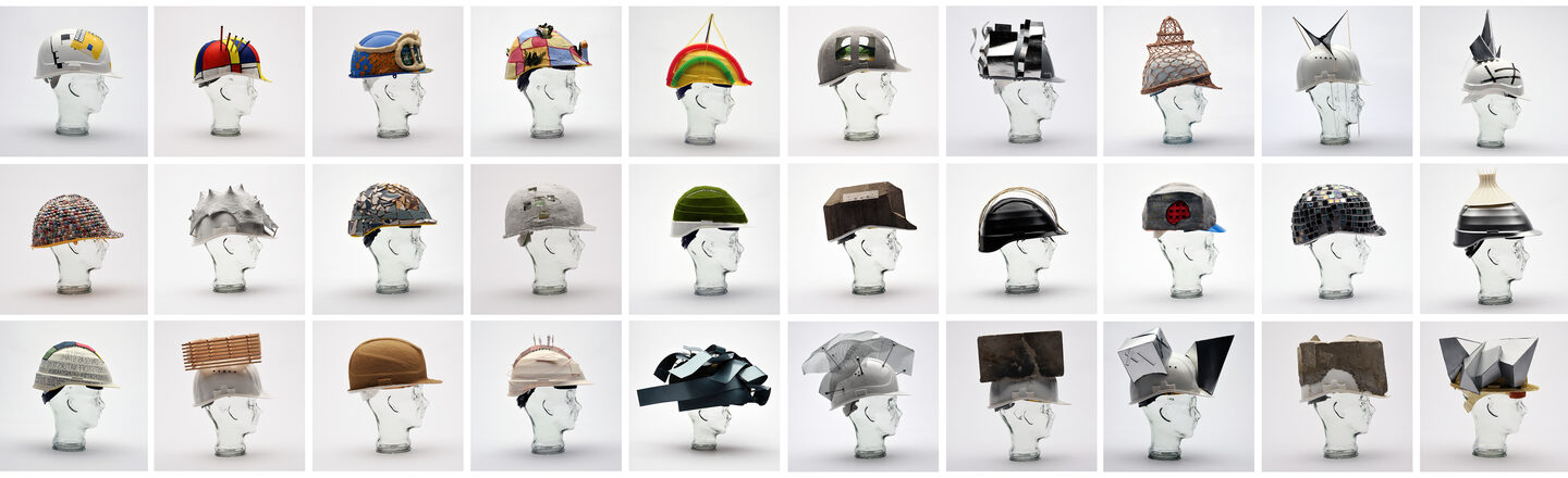 The picture has a very narrow horizontal page format. In thirty-six square pictures, it shows a collection of variously designed, colorful, plastically and geometrically highly altered construction helmets, staffed on a transparent plastic head facing to the right. Some have large incisions, some are covered with nets or materials such as wood, cardboard, concrete or metal and others have small rods in them that stretch nets and cords.