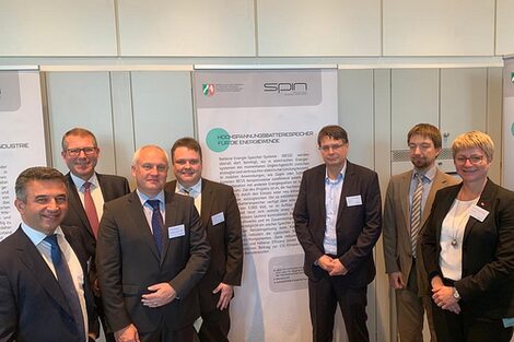 Gruppenbild mit sieben Personen vor einem präsentierenden Aufsteller des Projektes kV-Batt. Prof. Dr. Andrea Kienle und Prof. Dr. Stefan Kempen mit weiteren Kooperationspartnern der Siemens AG Mühlheim Ruhr.