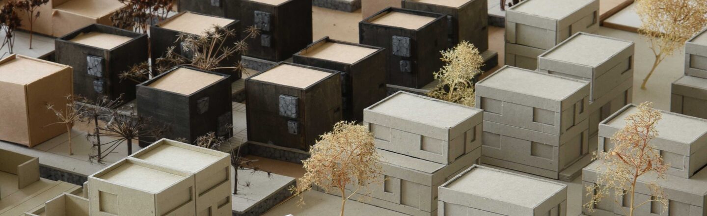 Aufsicht auf mehrere nebeneinander aufgebaute Modelle, verschiedener Entwürfe von Tiny House Siedlungen.