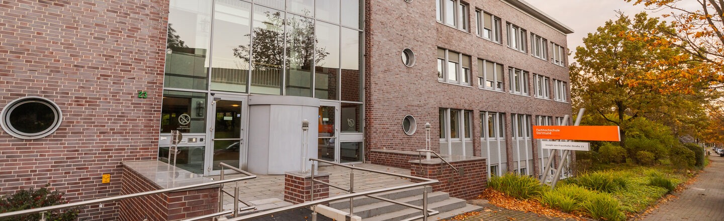 Foto des Eingangs des Gebäudes Joseph-von-Fraunhofer-Straße 23 der Fachhochschule Dortmund.