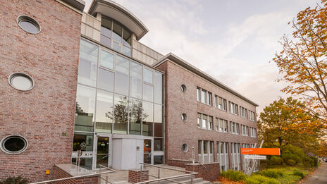 Photo of the entrance to the building at Joseph-von-Fraunhofer-Straße 23 of Fachhochschule Dortmund.