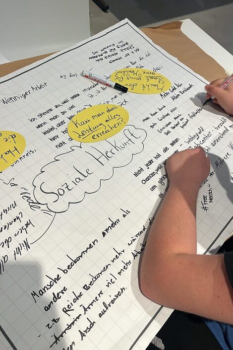 Nahaufnahme, in dem eine Person während des Nordsternetreffs ein Plakat beschreibt