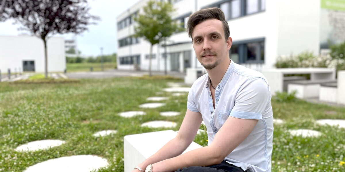 Porträtfoto, das Marius Wecker auf dem Campus der Fachhochschule Dortmund zeigt.