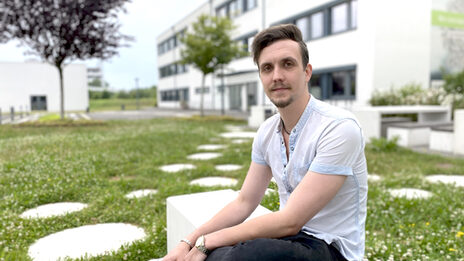 Porträtfoto, das Marius Wecker auf dem Campus der Fachhochschule Dortmund zeigt.