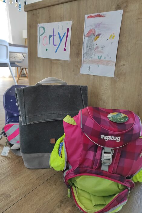 Three rucksacks are on the floor. Scholarship holder Jens Terbrack's work bag stands between his daughters' two school bags.