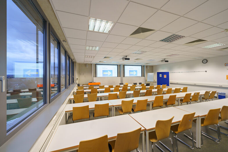 Foto von einem Seminarraum bzw. Vorlesungsraum in der Emil-Figge-Straße 44, ohne Menschen.__Seminar room or lecture room at Emil-Figge-Straße 44, no people.