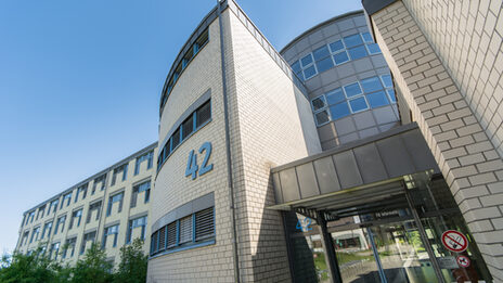 Foto der Einganstür und von Teilen des Gebäudes Emil-Figge-Straße 42 der Fachhochschule Dortmund.