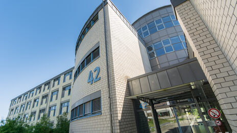 Photo of the entrance door and parts of the building Emil-Figge-Straße 42 of the Fachhochschule Dortmund.