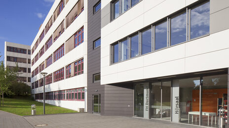 Foto vom Gebäude Emil-Figge-Straße 44 der Fachhochschule Dortmund mit der Eingangstür zum Hörsaal.