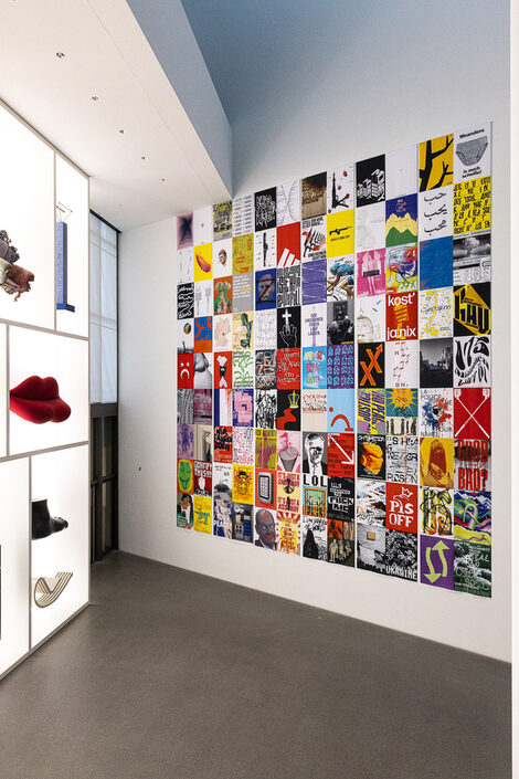 Plakate aus dem Seminar 100 Poster Battle, ausgestellt im Museum Die Neue Sammlung in München.