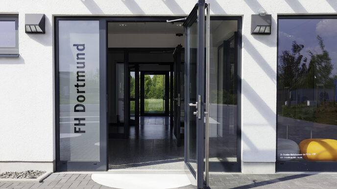 Photo of the open entrance door to the Emil-Figge-Straße 38 building at Fachhochschule Dortmund.