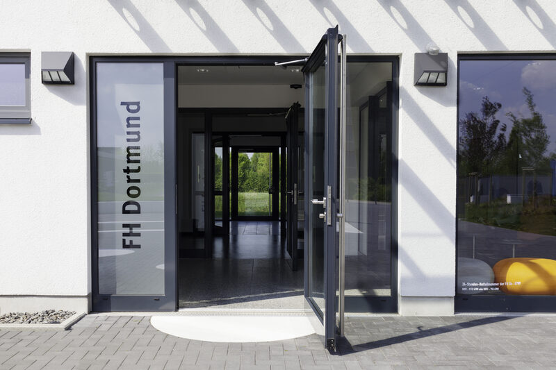 Foto der offenen Eingangstür zum Gebäude Emil-Figge-Straße 38 der Fachhochschule Dortmund.