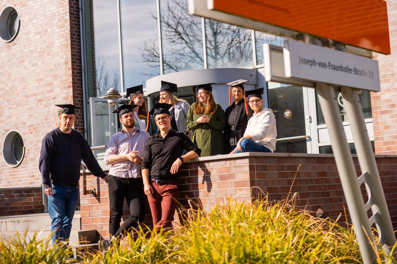 Alumni des Promotionskollegs vor dem FH Gebäude