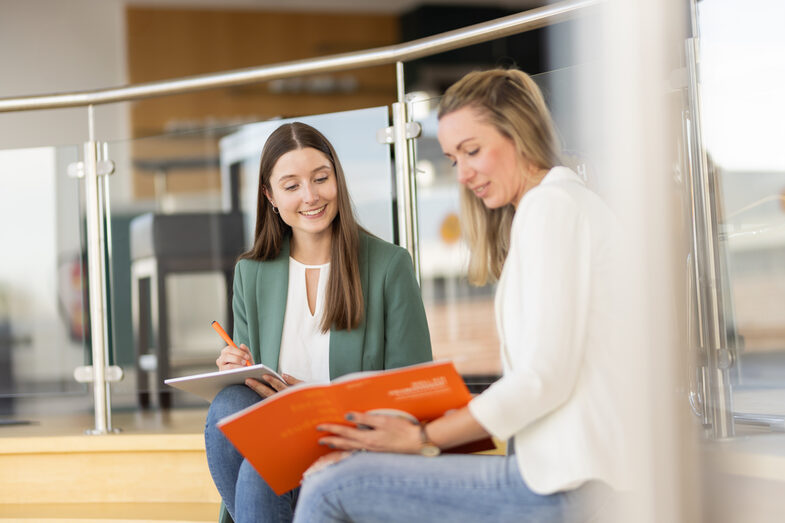 Beratungssituation zwischen zwei Personen