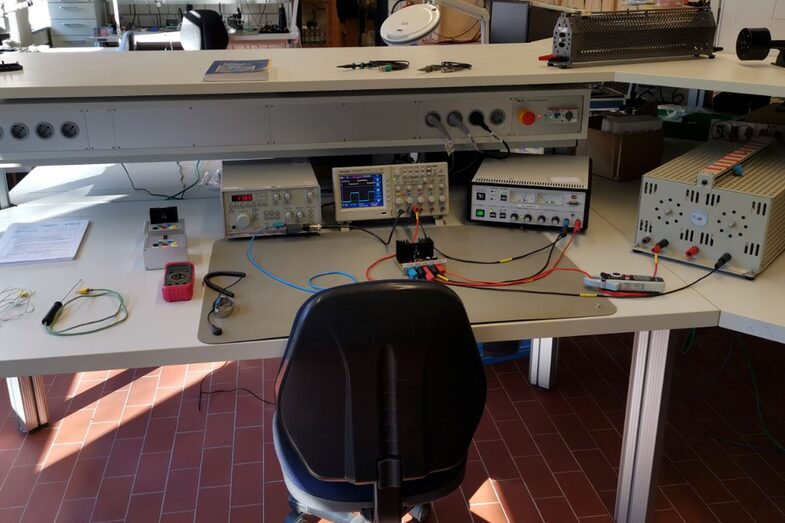 Foto von einem Arbeitsplatz im Labor, mit elektrischen Geräten auf dem Tisch.