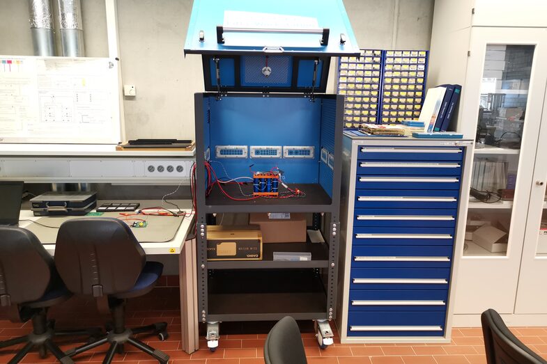 Photo of a battery-powered workstation in a laboratory environment.