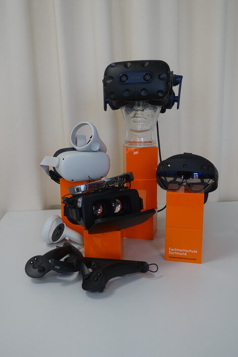 Foto von VR-Brillen, die auf Würfeln gestapelt sind.