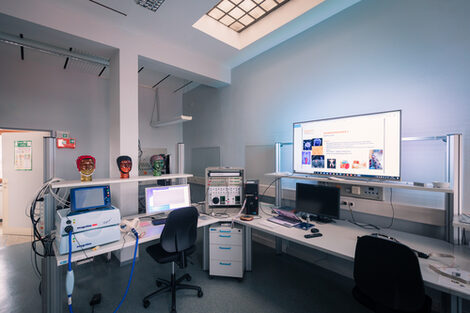 Room image of the EEG BCI laboratory.